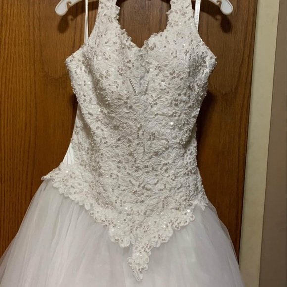 David's Bridal White Halter Sleeveless Wedding Gown - Picture 4 of 6